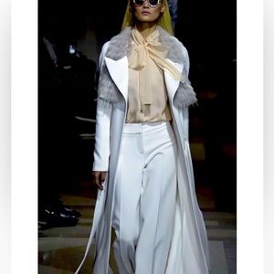 NWT $440 vey classy and stylish, white pants by Carolina Herrera size 4